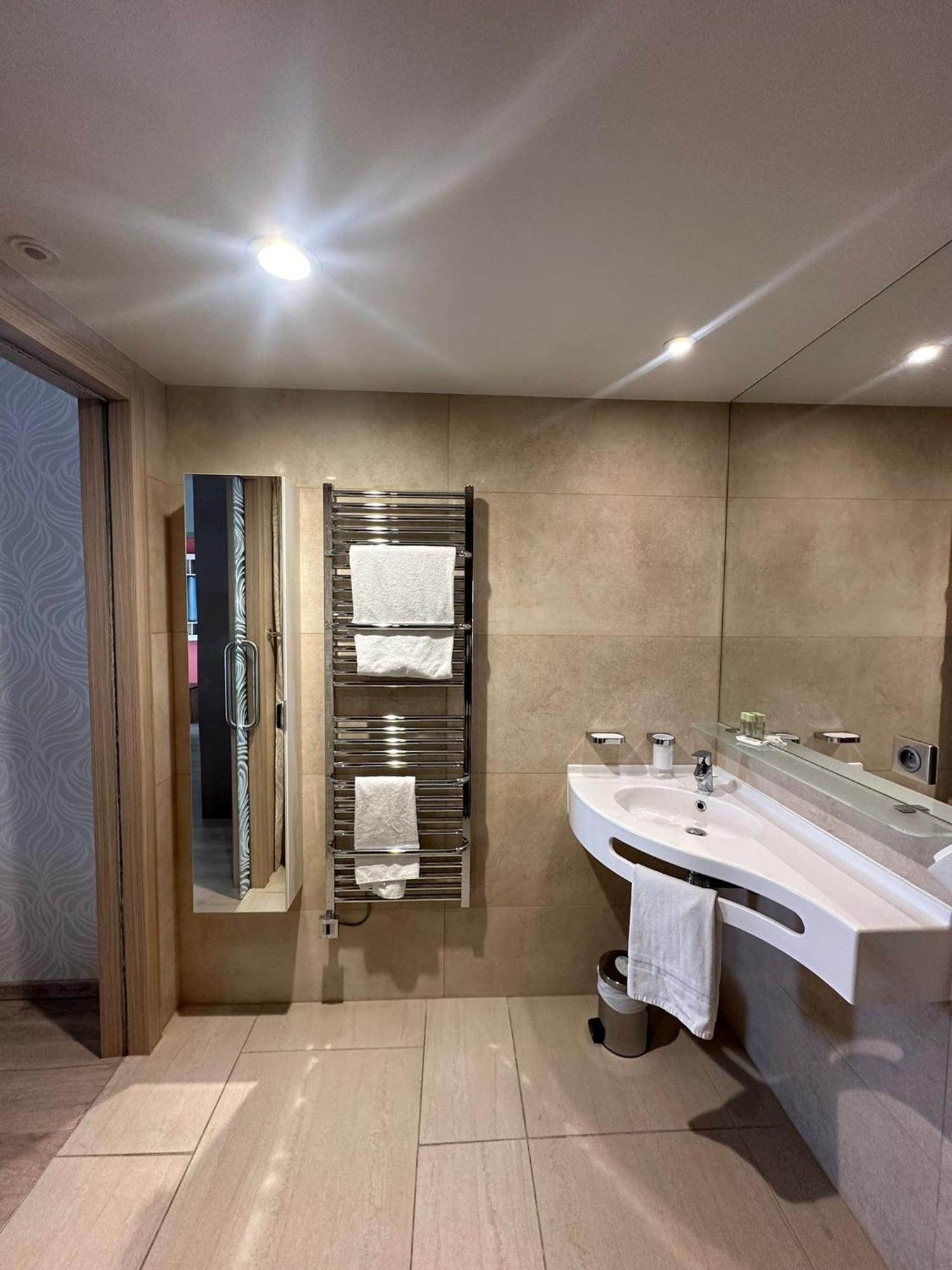 Zenao Montreuil- Croix De Chavaux Apartment มงเทรย ภายนอก รูปภาพ